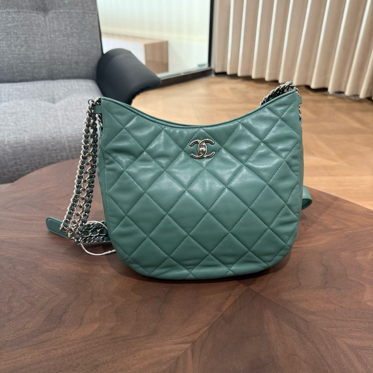 25546831c8c74f830dcdf7099812ae94 Pre‑loved ❤️ Chanel 22P Hobo, Green - Image 1