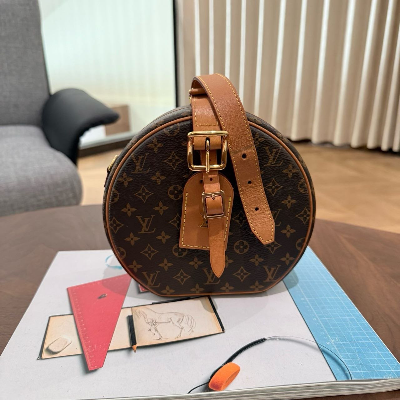 817f5b9846ecff4e8e7425c576e0a069 Louis Vuitton Petite Boite Chapeau - Image 1