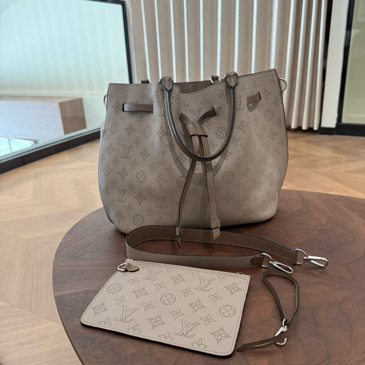 a75510b7540c38e7190f4639fe200792 Pre‑loved ❤️ Louis Vuitton Bella Tote - Image 1