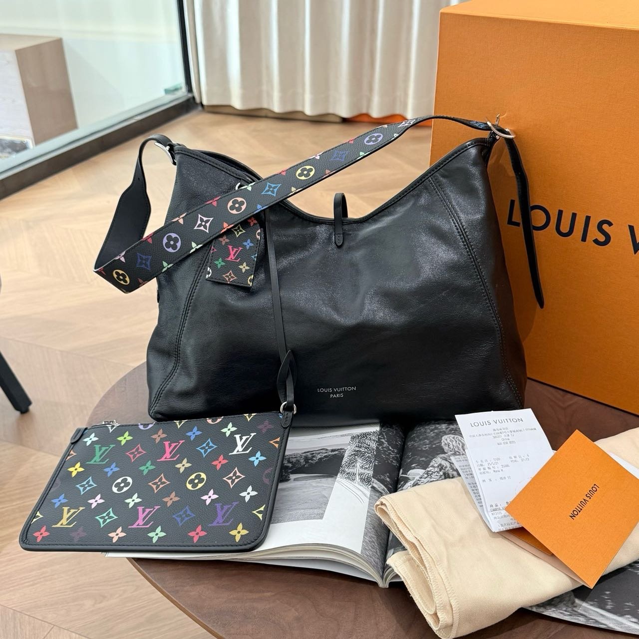 ac8d49d1edab402705f4bc70de7e82d3 Pre‑loved ❤️ Louis Vuitton Carryall Medium - Image 1
